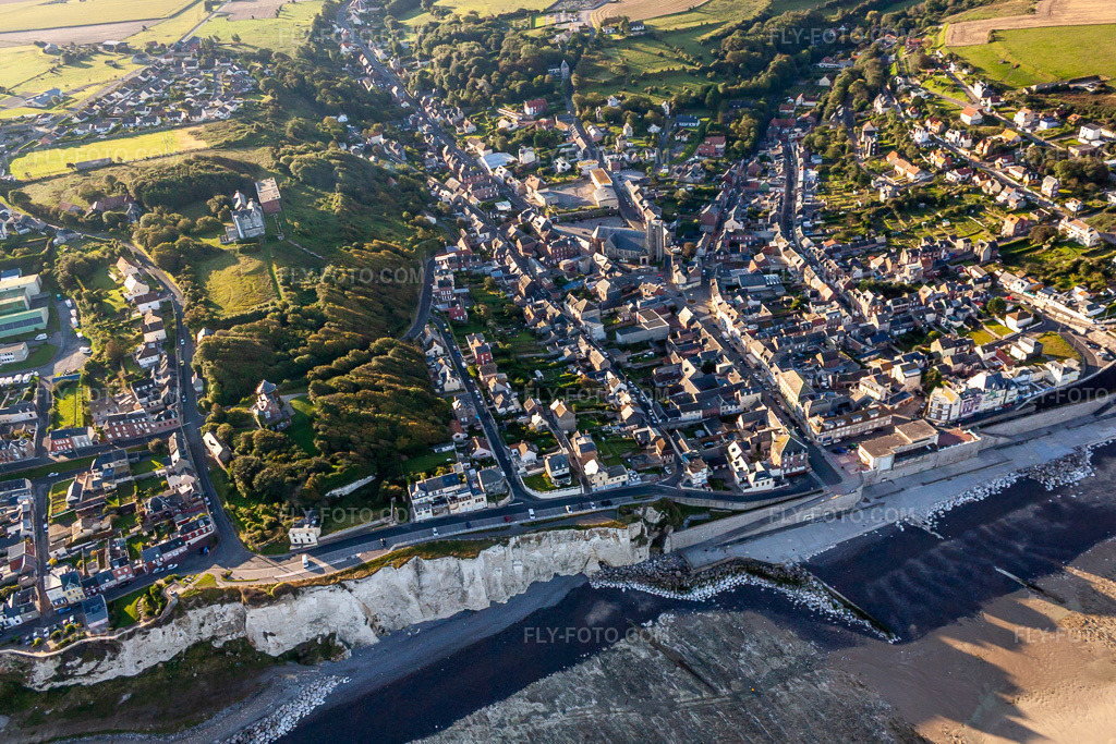 Aerial view: Falaise D Ault in Ault in the state Somme, France.Photo: IMG_70865.jpg taken on 08/24/2014 by Werner Riehm/FLY-FOTO.comResolution of the original: 4752 x 3168 px