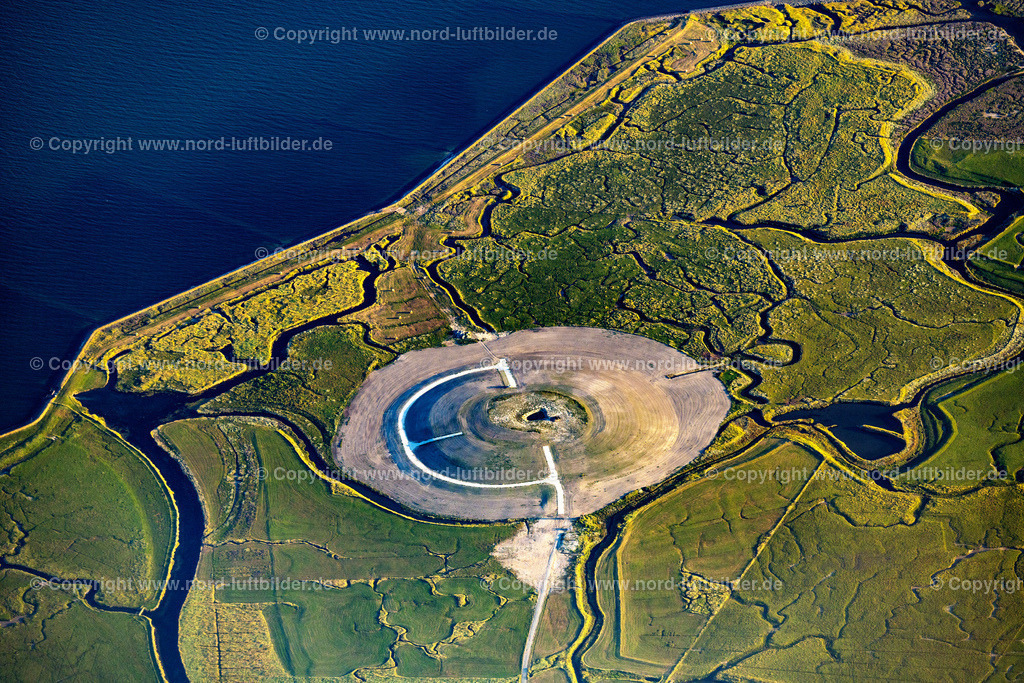 Langeness_Hallig_Neubau_Einer_Warft_ELS_3985060822 | LANGENEß 06.08.2022 Warft Neubau auf der Hallig Langeneß zum Schutz gegen Hochwasser im Bundesland Schleswig-Holstein, Deutschland. // Terps new building on the Hallig Langeness for protection against flooding in the state Schleswig-Holstein, Germany. Foto: Martin Elsen