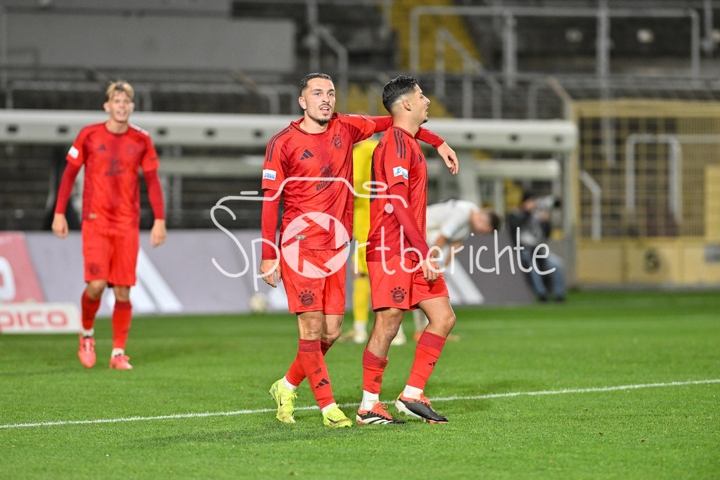 FC Bayern Amateure - TSV Schwaben Augsburg | Jubel der Bayern Amateure nach dem Treffer zum 3-0 durch Davide Dell´ERBA (FC Bayern München II #3) / Freude / Happy / Tor / Torschuetze / Regionalliga Bayern: FC Bayern Muenchen II - TSV Schwaben Augsburg, Gruenwalder Stadion am am 25.10.2024 / Arijon IBRAHIMOVIC (FC Bayern München II #10)
