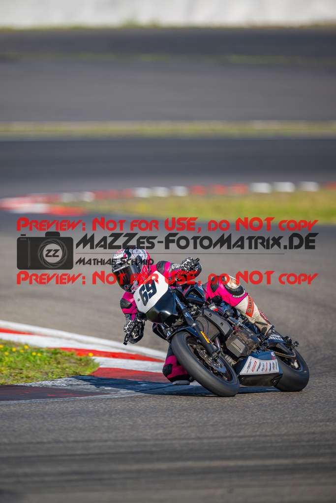 MaZZes-Fotomatrix-20260904-629364 | TWIN