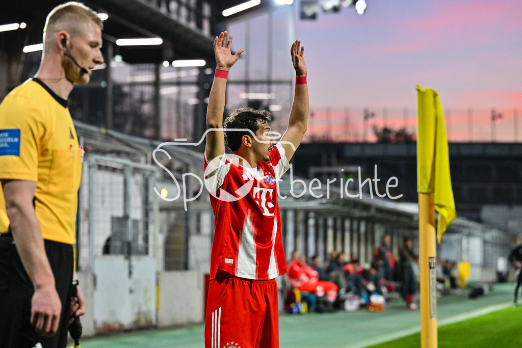 FC Bayern Amateure - SpVgg Ansbach | MUNICH, GERMANY - 17. APRIL: beim Eckball Mudaser SADAT (FC Bayern München II 7) während dem Match zwischen den Amateuren des FC Bayern München und der SpVgg Ansbach am 29. Spieltag der Regionalliga Bayern im Grünwalder Stadion