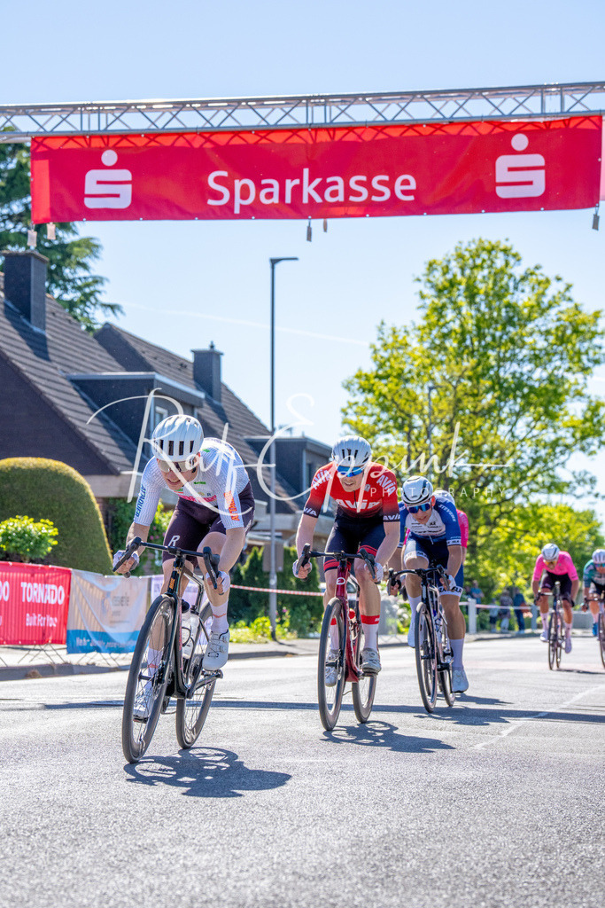 Spurt in den Mai 2026 - Großer Preis der Sparkasse Neuss | Annual one-day road cycling race "Großer Preis der Sparkasse Neuss" held in Büttgen, Germany, organized by VfR Büttgen 1912 e.V. The event features multiple races across all age categories from U11 youth to Elite men. - Realisiert mit Pictrs.com