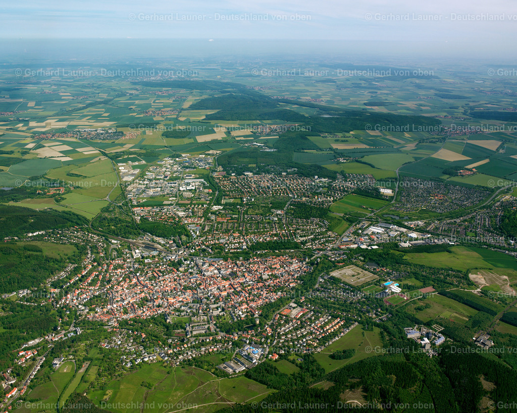 2638011 | Goslar, GEORGENBERG 09.06.2006 Landwirtschaftliche Nutzflächen und Feldgrenzen  umsäumen das Siedlungsgebiet des Dorfes in Georgenberg im Bundesland Niedersachsen, Deutschland // Agricultural land and field boundaries surround the settlement area of the village  in Georgenberg in the state Lower Saxony, Germany Foto: Gerhard Launer