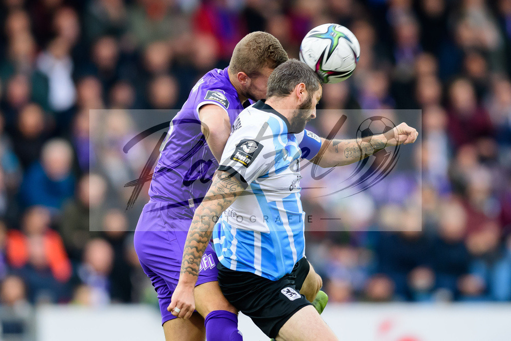 OSNTSV20211106_023 | Fussball, Herren: Timo Beermann (VfL Osnabrueck) und Sascha Moelders (TSV 1860 Muenchen) im Zweikampf bei dem Spiel der 3. Liga zwischen VfL Osnabrueck und TSV 1860 Muenchen im Stadion an der Bremer Bruecke am 06.11.2021 in Osnanbrueck, Deutschland.DFB / DFL REGULATIONS PROHIBIT ANY USE OF PHOTOGRAPHS AS IMAGE SEQUENCES AND/OR QUASI-VIDEO. - Realisiert mit Pictrs.com