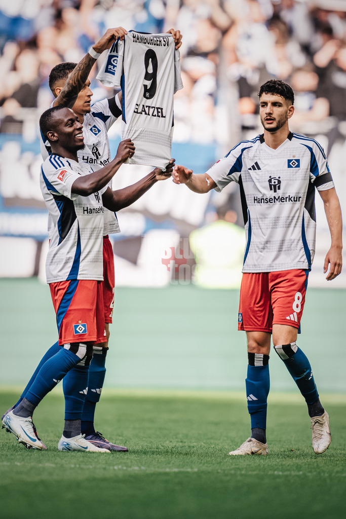 Fußball | Männer | Saison 2024/2025 | 2. Fußball-Bundesliga | 9. Spieltag | Hamburger SV vs. 1. FC Magdeburg | 20.10.2024 | v.l. Jean-Luc Dompe (#7, HSV) Davie Selke (#27, HSV) und Daniel Elfadli (#8, HSV) halten ein Trikot von Robert Glatzel (#9, HSV) hoch der verletzt ist