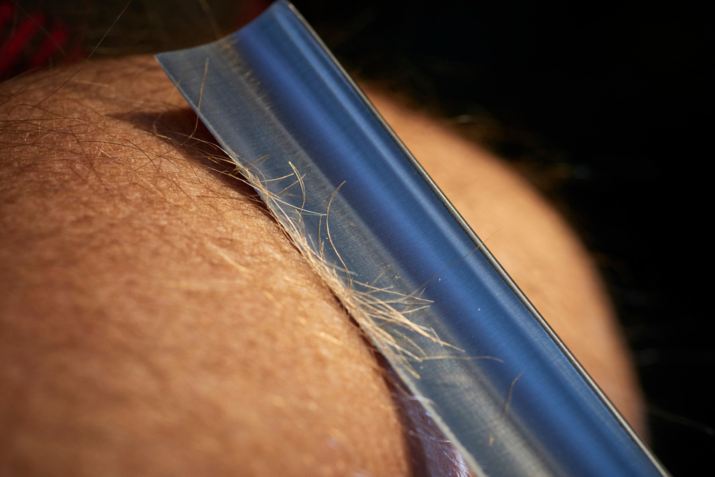 Rasiermesser Schärfetest am Arm | Wien, Austria - December 03, 2018: Messerkönig; Rasiermesser Schärfetest am Arm. - Realisiert mit Pictrs.com