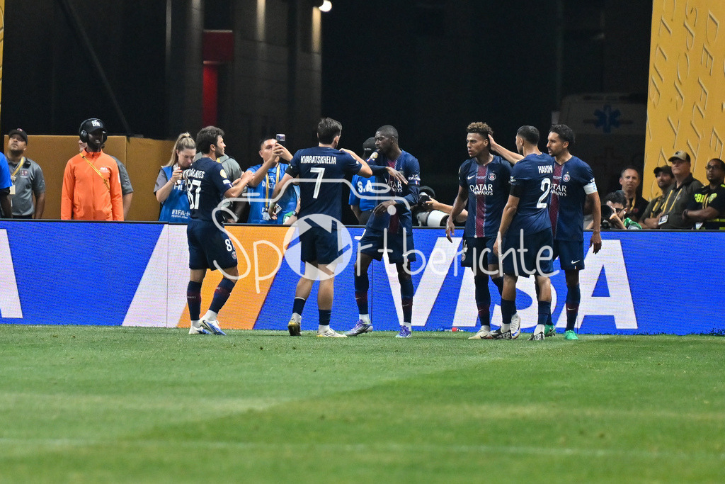 Paris Saint Germain - FC Bayern München | Jubel der Franzosen nach dem Treffer zum 1-0 durch Desire DOUE (Paris SG 14) / Tor / Torschuetze / Freude / Happy / FIFA Club World Cup: Paris Saint Germain - FC Bayern Muenchen, Mercedes Benz Stadium am 05.07.2025 / NOT FOR SALE IN USA