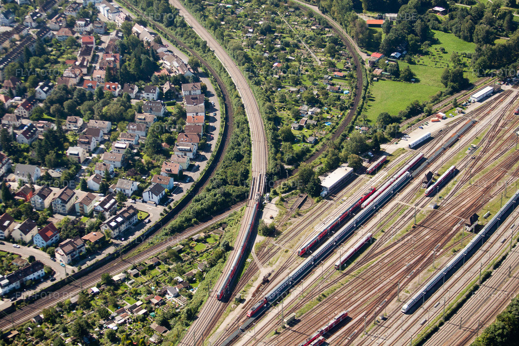Luftbild: Streckenführung der Bahn- Kreuzung der Schienen- und Gleisanlagen der Deutschen Bahn im Ortsteil Beiertheim-Bulach in Karlsruhe im Bundesland Baden-Württemberg in Deutschland. Foto: IMG_32049.jpg vom 20.08.2010 durch Werner Riehm/FLY-FOTO.de