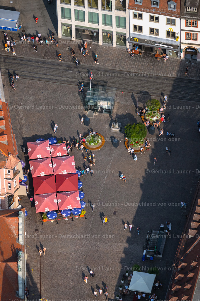 4047651 | WüRZBURG 21.08.2021 Tische und Sitzbänke der Freiluft- Gaststätten " Caféhaus Michel " am Oberer Markt im Ortsteil Altstadt in Würzburg im Bundesland Bayern, Deutschland. Weiterführende Informationen bei: Café Michel. // Tables and benches of open-air restaurants " Cafehaus Michel " on Oberer Markt in the district Altstadt in Wuerzburg in the state Bavaria, Germany. Further information at: Cafe Michel. Foto: Gerhard Launer