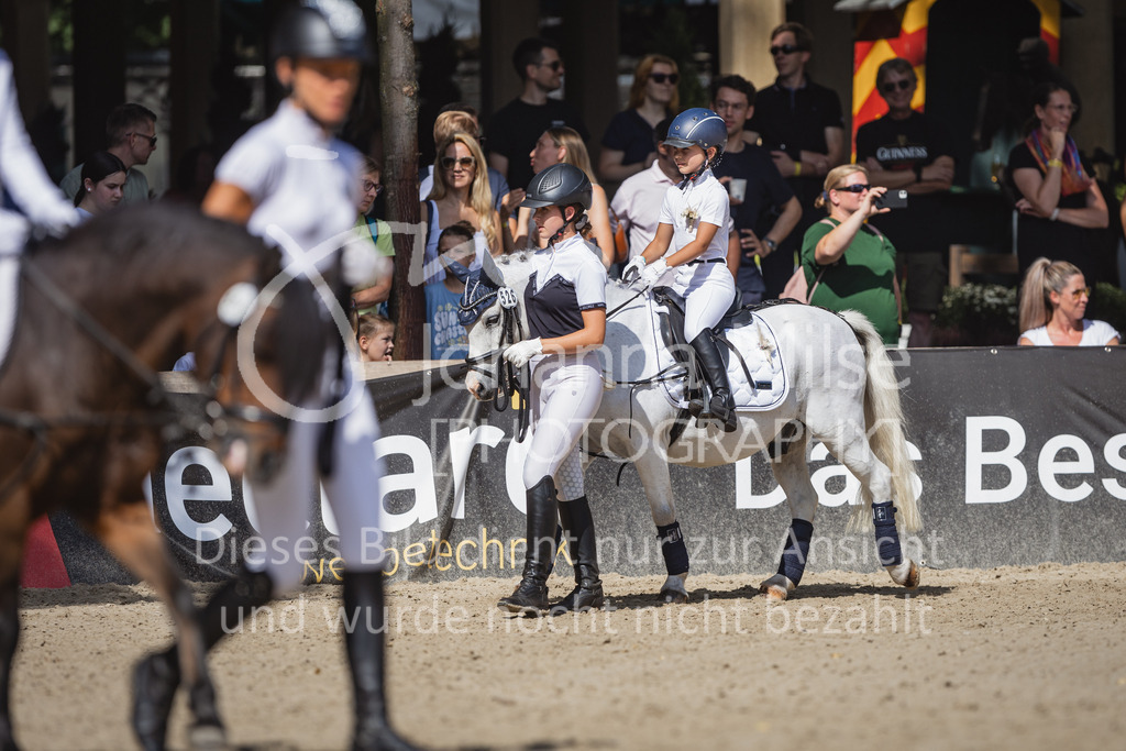 230910_OWLCh_Führzügel-132 | Deine schönsten Turniermomente als professionelle Fotos! Entdecke hochwertige Pferdesport-Fotografie im Online-Shop. Jetzt Fotos finden & bestellen!