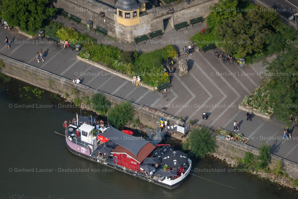 4047621 | WüRZBURG 21.08.2021 Hausboot- Anlegestelle des "Main Cutter Würzburg" am Uferbereich des Main am Mainkai im Ortsteil Altstadt in Würzburg im Bundesland Bayern, Deutschland. // Houseboat landing stage of the "Main Cutter Wuerzburg" on the shore area of Main in the district Altstadt in Wuerzburg in the state Bavaria, Germany. Foto: Gerhard Launer