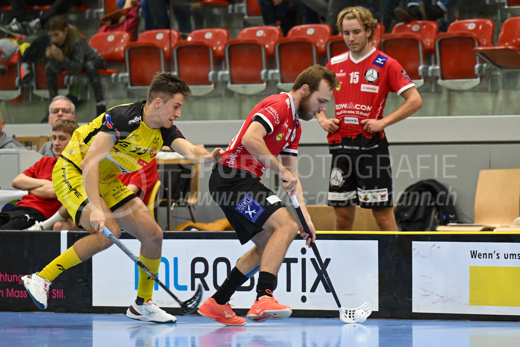 HC Rychenberg vs Basel Regio - 19. November 2022 | HC Rychenberg vs Basel Regio
AXA Arena, Winterthur
Fabian Frutschi (#11 Unihockey Basel Regio) vor Flemming Kühl (#17 HC Rychenberg).
Bild: Sportfotografie Markus Aeschimann | www.markus-aeschimann.ch - Realisiert mit Pictrs.com