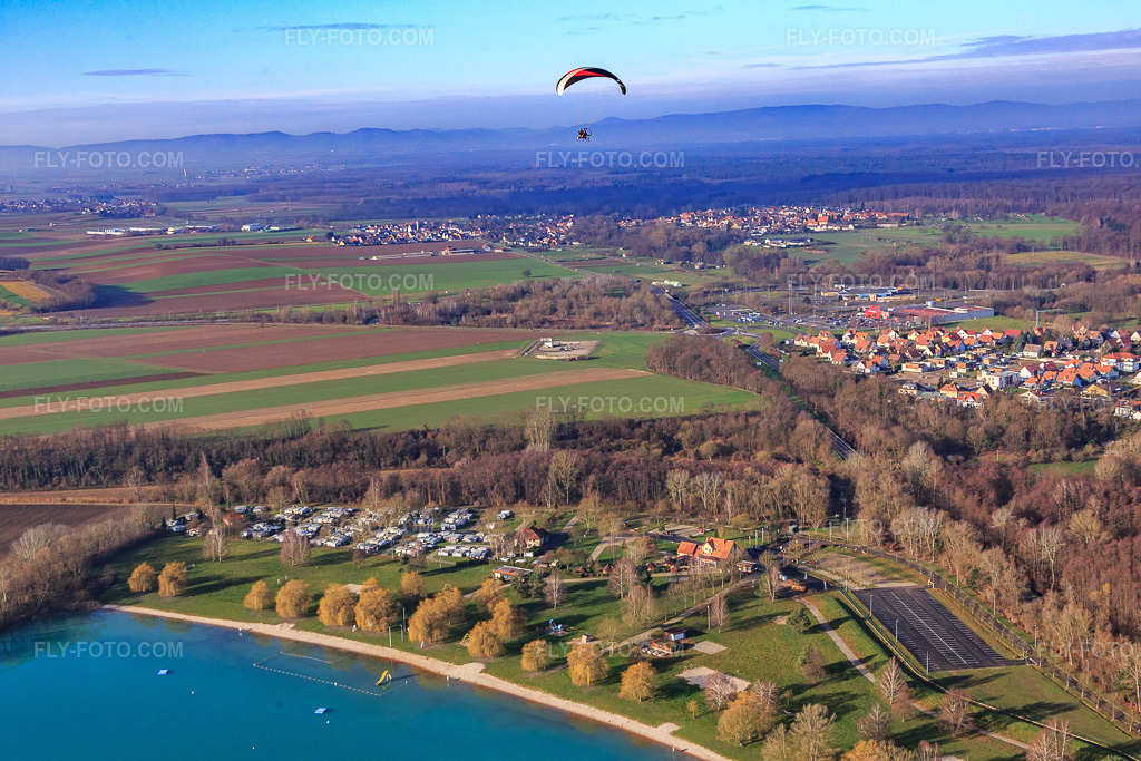 Aerial view: Camping Municipal des Mouettes at the Plage des Mouettes quarry lake in Lauterbourg in the state Bas-Rhin, France.Photo: IMG_085487.jpg taken on 12/24/2015 by Werner Riehm/FLY-FOTO.comResolution of the original: 5472 x 3648 pxLe camping de Lauterbourg