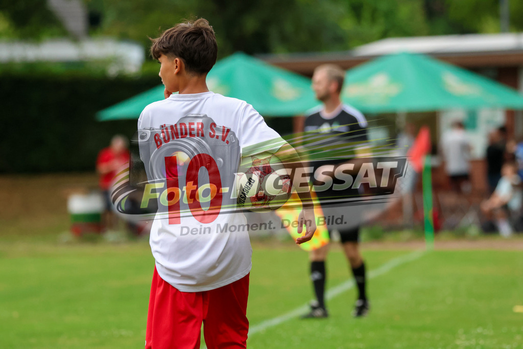 TuS Bersenbrück - HSC Hannover | Auf dem Bild zu sehen: Balljunge des Bünder SVTuS Bersenbrück, HSC Hannover, Saison 25/26, Testspiel, Bünde, Deutschland - Realisiert mit Pictrs.com