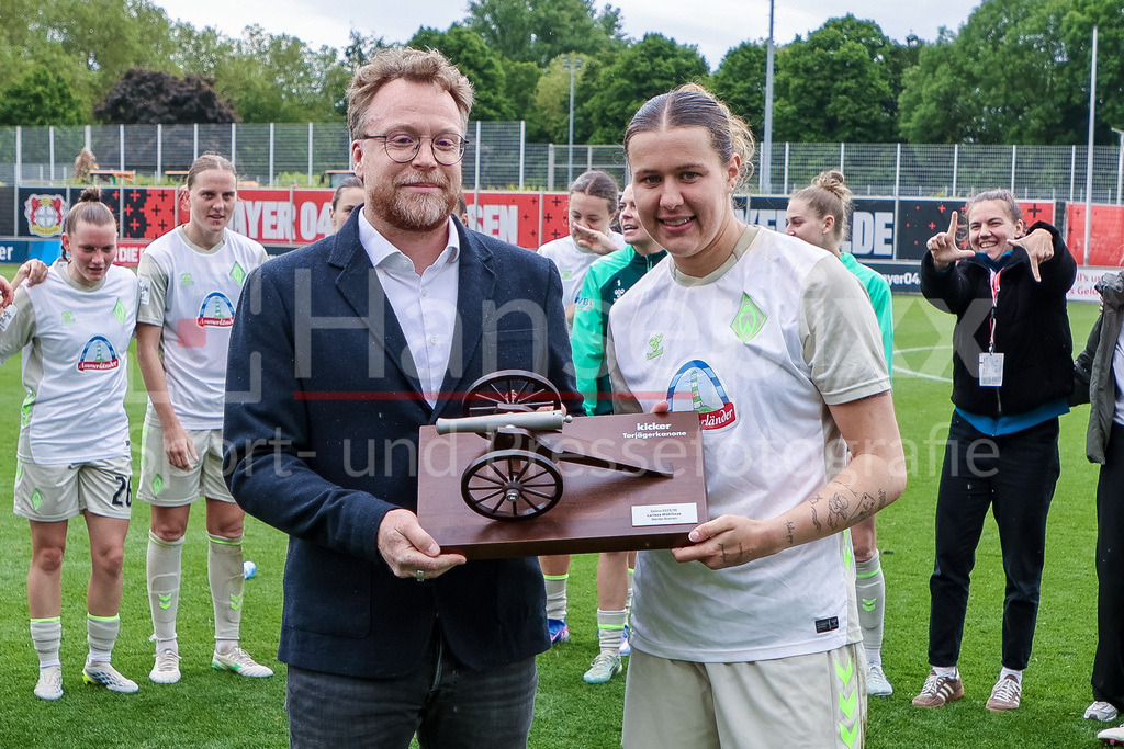 Fussball, Google Pixel Frauen-Bundesliga, Bayer 04 Leverkusen - SV Werder Bremen | v.li.: Patrick Kleinmann vom Kicker Sportmagazin überreicht Larissa Mühlhaus (SV Werder Bremen, 7) die Torjägerkanone als Torschützenkönigin der Googe Pixel Frauen-Bundesliga überreicht, DIE DFB-RICHTLINIEN UNTERSAGEN JEGLICHE NUTZUNG VON FOTOS ALS SEQUENZBILDER UND/ODER VIDEOÄHNLICHE FOTOSTRECKEN. DFB REGULATIONS PROHIBIT ANY USE OF PHOTOGRAPHS AS IMAGE SEQUENCES AND/OR QUASI-VIDEO.