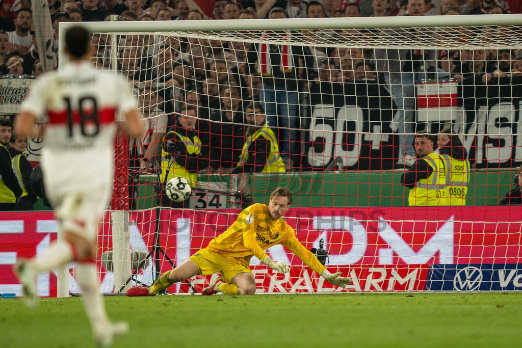 VfB Stuttgart vs. SC Freiburg, Fussball, DFB-Pokal, Halbfinale, 23.04.2026 | Parade von Florian Mueller (SC Freiburg, #21),VfB Stuttgart vs. SC Freiburg, Fussball, DFB-Pokal, Halbfinale, 23.04.2026DFB regulations prohibit any use of photographs as image sequences and/or quasi-video