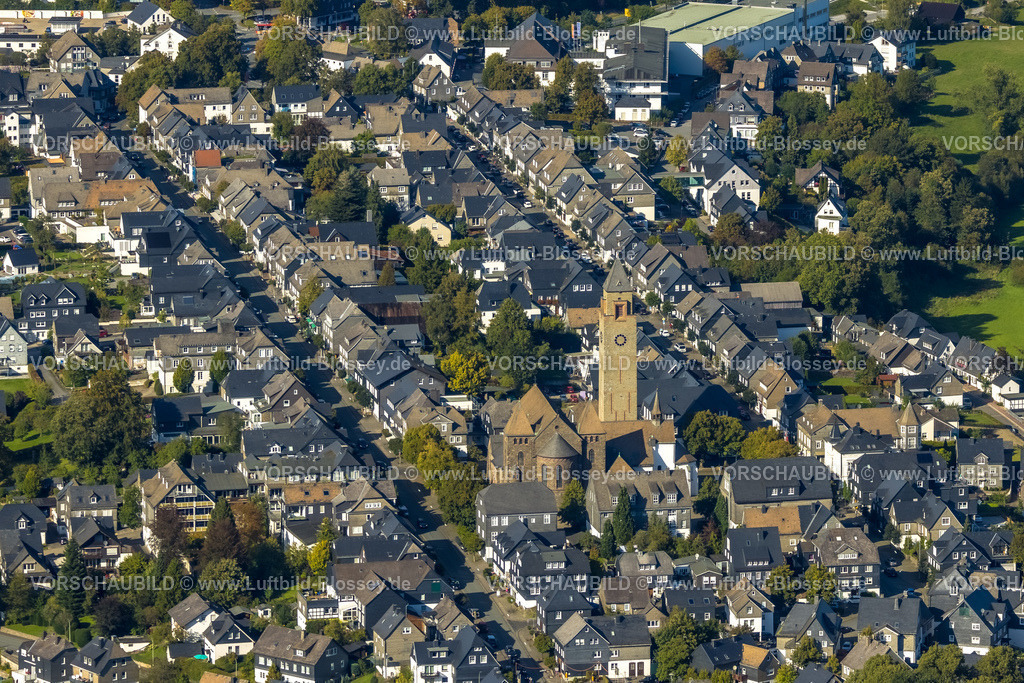 Schmallenberg230910980 | Luftbild, Ortsansicht Wohngebiet Oststraße und Weststraße mit kath. St.-Alexander-Kirche, Schmallenberg, Sauerland, Nordrhein-Westfalen, Deutschland