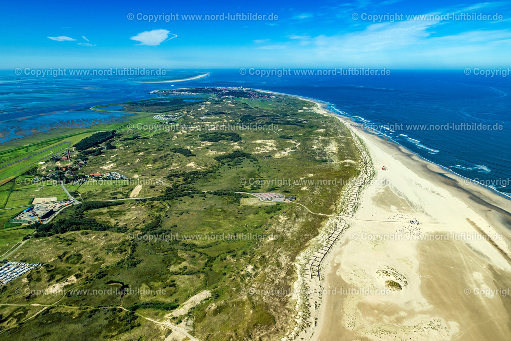 Norderney_Dünen_ELS_6926050923 | NORDERNEY 05.09.2023 Sandstrand- Landschaft und Dünen- Schutzwall entlang des Küsten- Verlaufes auf der Insel Norderney im Bundesland Niedersachsen, Deutschland. // Sandy beach landscape and dune protection wall along the coast on the island of Norderney in the state of Lower Saxony, Germany. Foto: Martin Elsen