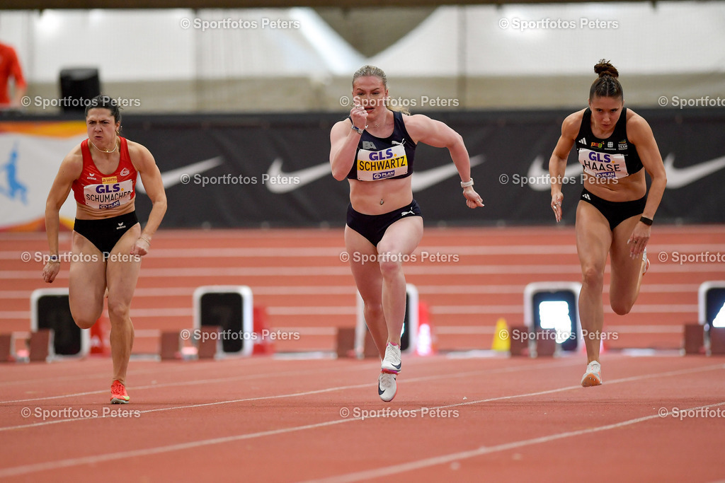 DM Halle 2026_Samstag-178 | 28.02.2026, xkaix, Leichtathletik Deutsche Meisterschaften Halle 2026,  v.l. Maren Schumacher (LG Rhein-Wied), Philina Schwartz (Berlin Athletics Capital Club), Rebekka Haase (Sprintteam Wetzlar) - Realisiert mit Pictrs.com