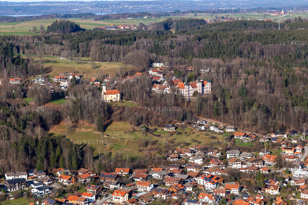 Luftbild: Schloß und Kapelle Maria unbefleckte Empfängnis in Eurasburg im Bundesland Bayern in Deutschland. Foto: IMG_139439.jpg vom 27.12.2023 durch Werner Riehm/FLY-FOTO.de