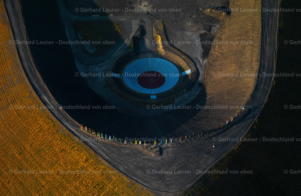 2993173 | Halde Haniel, die höchste ständig begehbare Bergehalde im Ruhrgebiet in Oberhausen und Bottrop mit Kreuzweg, Amphitheater und Totems