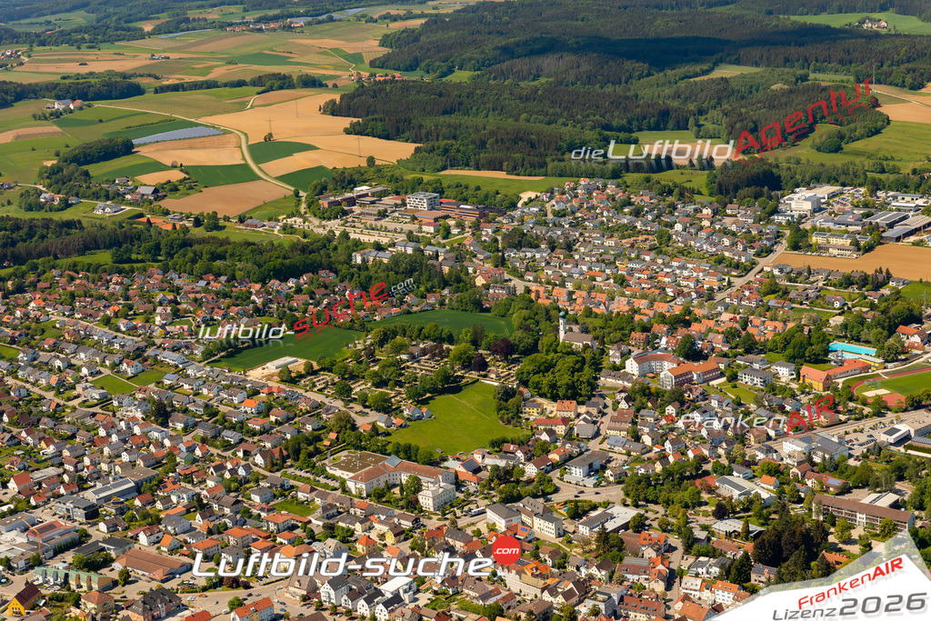 Das Luftbild zeigt :  Mainburg - Die Luftaufnahme wurde 2024 vom UL-Flugzeug aus erstellt ( keine Drohne ) - Hochauflösende Luftaufnahme - Für grossformatige Ausdrucke geeignet. Die Geschenkidee !Mit Lizenz und Bildrechte bestellbar