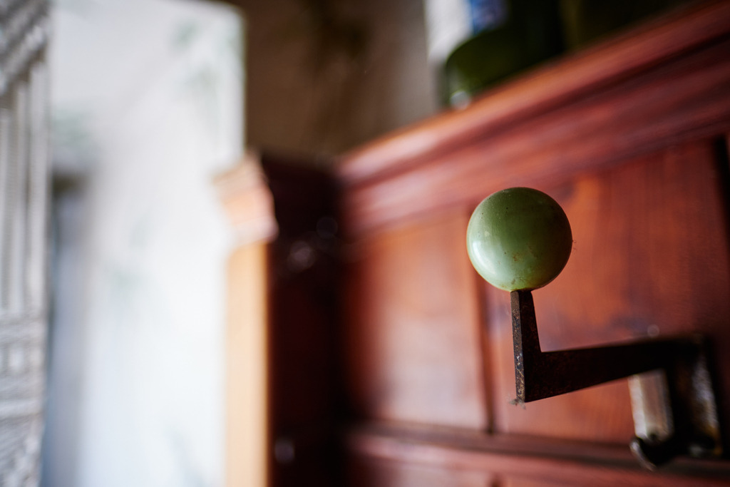 Innenraum einer leeren Gaststätte im Weinviertel | Austria - June 08, 2021: Innenraum einer leeren Gaststätte im Weinviertel, Kleiderhaken in der Garderobe. - Realisiert mit Pictrs.com