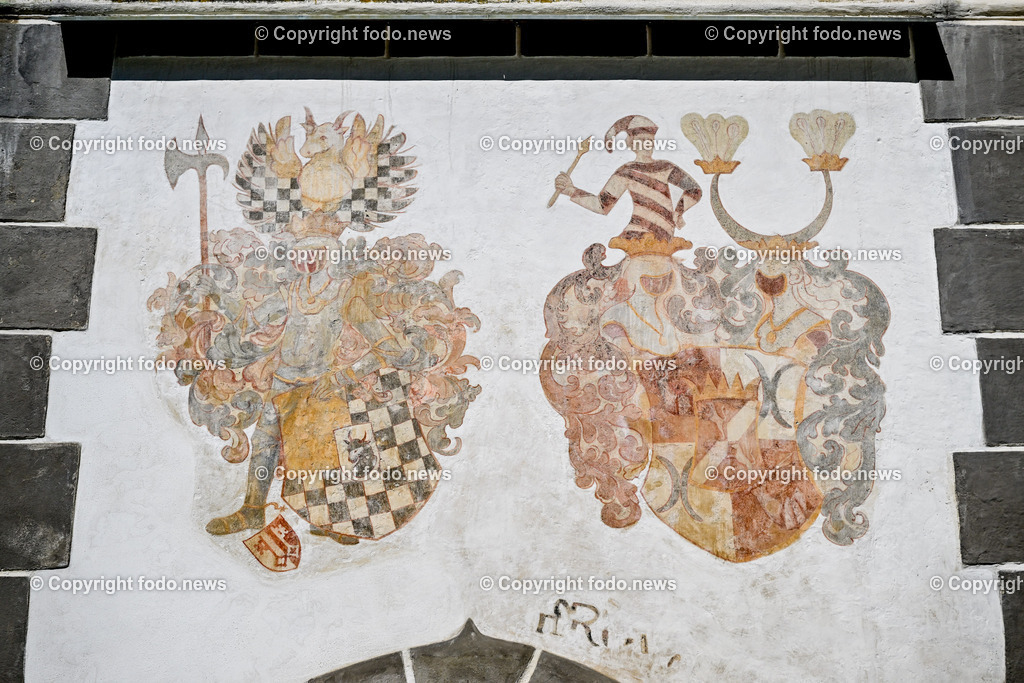 Schloss Schluesslberg_ Spiegelfeld_ 14.08.2023-20 | 14.08.2023, Schluesselberg, AUT, Schloss Schluesselberg, Spiegelfeld, im Bild Wappen am Torturm