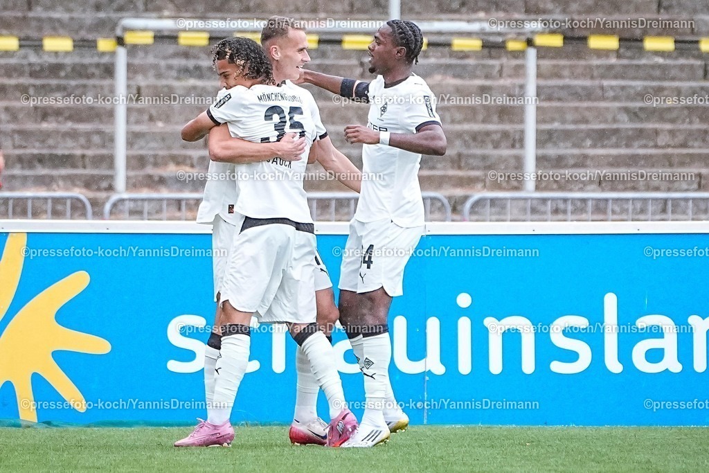 xydrx30082501005 | 30.08.2025, xydrx, Fußball, Regionalliga West, Borussia Dortmund II - Borussia Mönchengladbach II , Saison 2025 2026, Stadion Rote Erde: Torjubel nach dem Tor zum 1:0 für Borussia Mönchengladbach II durch Torschütze Jan Urbich (Borussia Mönchengladbach II #11) zusammen mit Charles Herrmann (Borussia Mönchengladbach II #34) und Kilian Sauck (Borussia Mönchengladbach II #35)