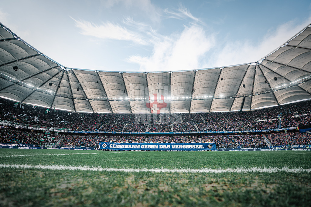 Fußball | Männer | Saison 2024/2025 | 2. Fußball-Bundesliga | 20. Spieltag | Hamburger SV vs. Hannover 96 | 02.02.2025 | Die Spieler des HSV stehen hinter einem Banner Transparent mit der Aufschrift: Gemeinsam gegen das Vergessen.
