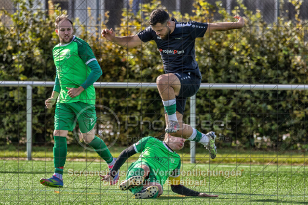 20251005_152642_0053-Bearbeitet | #,KSG Eislingen (schwarz) vs. TSGV Albershausen (grün), Fussball, Kreisliga A3 - Bezirk Neckar/Fils, 07. Spieltag, Saison 2025/2026, Kunstrasensportplatz am Eichenbach, Haldenstraße, 73054 Eislingen, 05.10.2025 - 15:00 Uhr,Foto: PhotoPeet-Sportfotografie/Peter Harich