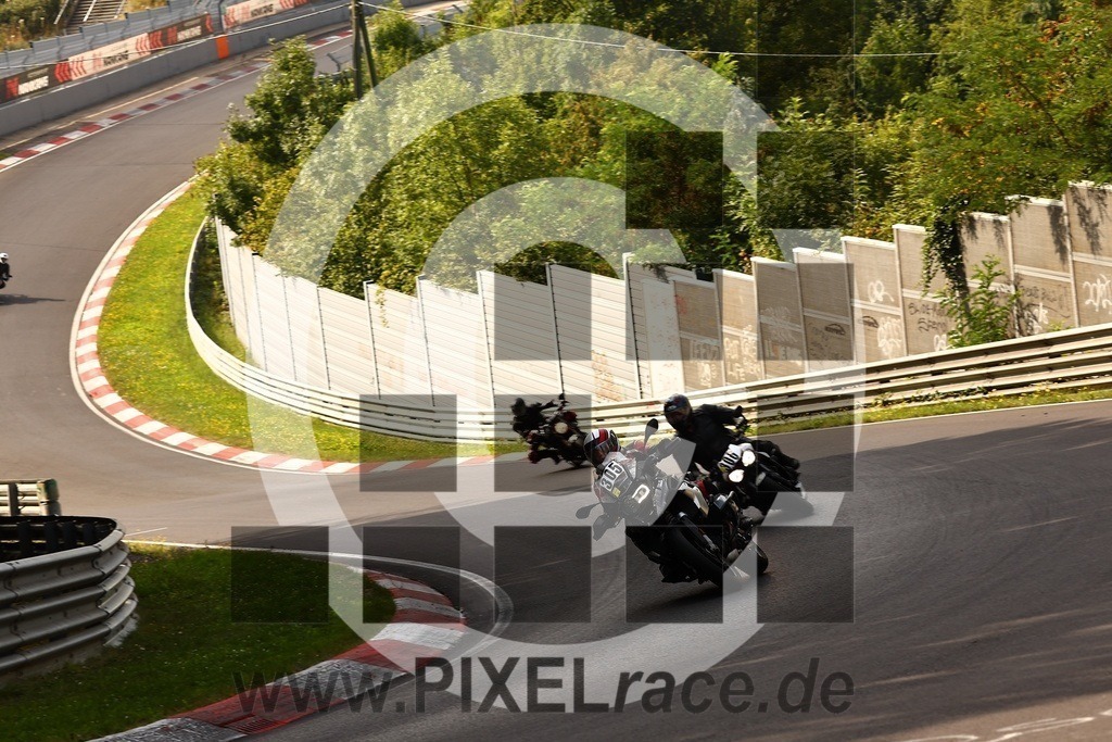 0305-20250814_03661 | Schöne Erinnerungen an spannende Momente - das festzuhalten ist unser Job. PIXELrace.de ist seit 2003 auf den Rennstrecken Europas unterwegs um die Action draußen beim Fahren und die wunderbare Stimmung imm Fahrerlager für euch einzufangen.