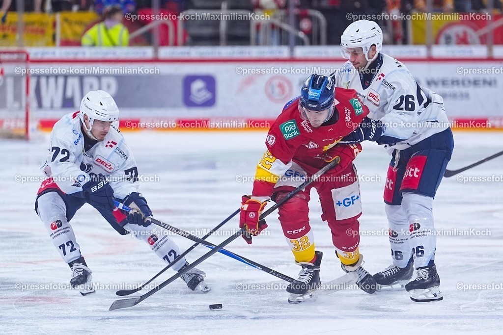 xYDRx20012601019 | 20.01.2026, xydrx, Eishockey, DEL2, Düsseldorfer EG - Blue Devils Weiden, PSD Bank Dome Düsseldorf: Georg Thal (Blue Devils Weiden #72) und Daniel Schwaiger (Blue Devils Weiden #26) im Zweikampf gegen Joel Hofmann (Düsseldorfer EG #32)    Photo: xYannisxDreimannxPressefotoKochx