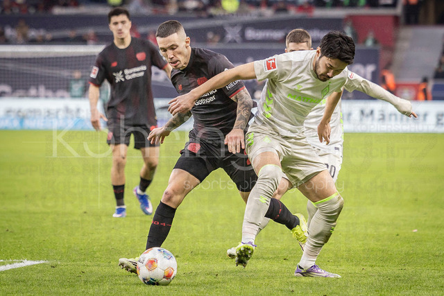 German Bundesliga, Bayer 04 Leverkusen vs. SV Werder Bremen, 24.01.2026 | LEVERKUSEN, GERMANY - JANUARY 24: Alejandro Grimaldo (Bayer 04 Leverkusen, 20) is challenged by Yukinari Sugawara (SV Werder Bremen, 3) during the German Bundesliga match on gameday 19 between Bayer 04 Leverkusen vs. SV Werder Bremen at BayArena on January 24, 2026 in Leverkusen, Germany. DFL REGULATIONS PROHIBIT ANY USE OF PHOTOGRAPHS AS IMAGE SEQUENCES AND/OR QUASI-VIDEO.