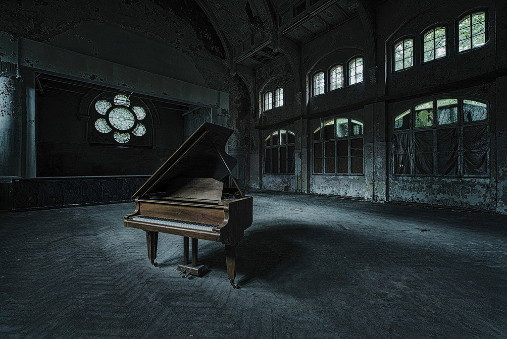 Klavierkonzert | Piano in einer Aula im Männersanatorium in den Beelitz Heilstätten - Realisiert mit Pictrs.com