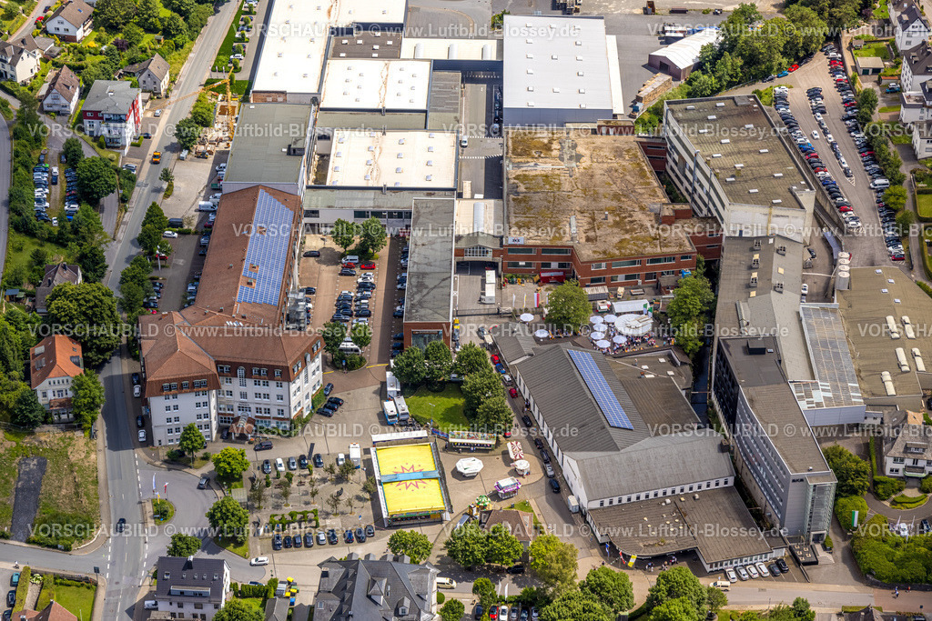 Sundern240709042 | Luftbild, Rathaus und Volksfest Kirmes auf dem Rathausplatz, Hubertushalle der Schützenbruderschaft St. Hubertus 1631 e.V. Sundern, , Sundern, Sauerland, Nordrhein-Westfalen, Deutschland
