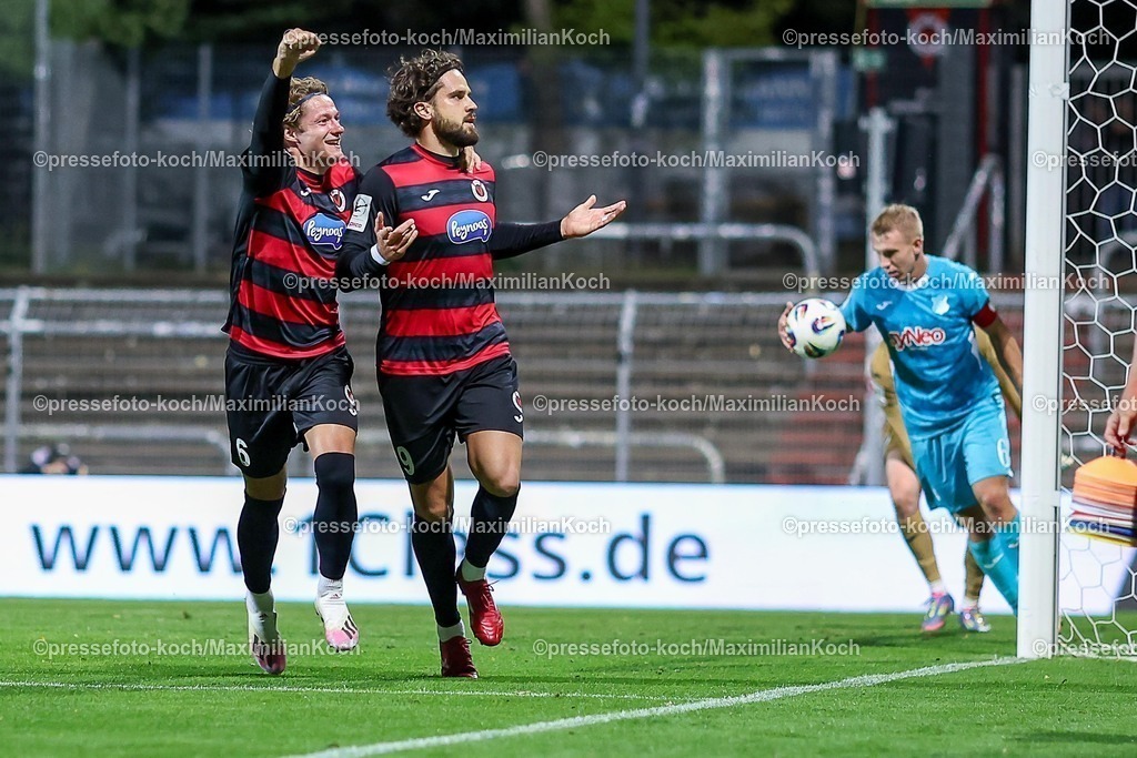 FCVK16092501201 | 16.09.2025, Fußball, FC Viktoria Köln – TSG 1899 Hoffenheim II, 3.Liga, Sportpark Höhenberg, Saison 2025 2026: Torjubel nach dem Tor zum 2:1 Elfmeter durch Torschütze Lex-Tyger Lobinger&nbsp;(Viktoria Koeln #09)  zusammen mit  Tobias Eisenhuth&nbsp;(Viktoria Koeln #06) und Benjamin Zank&nbsp;(Viktoria Koeln #23) DFB regulations prohibit any use of photographs as image sequences and or quasi-video.