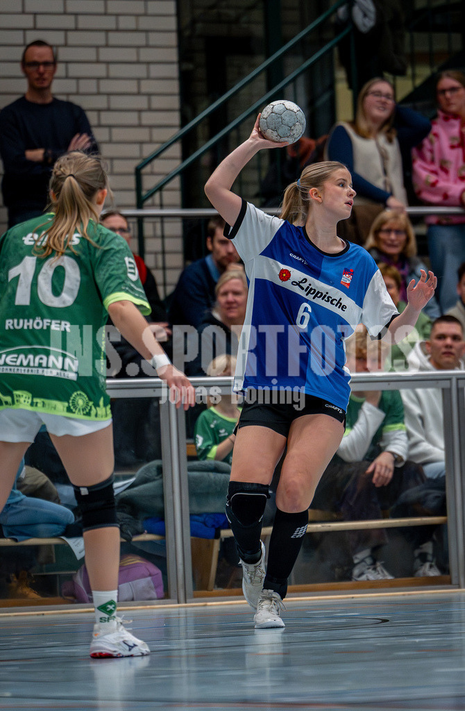 Handball I Frauen I Saison 2025-2026 I 3. Liga Staffel Nord I 10. Spieltag I SC SFN Vechta - HSG Blomberg-Lippe II I 0173 | Femke Veltmann (6, SC SFN Vechta) sucht die Mitspielerin - Realisiert mit Pictrs.com