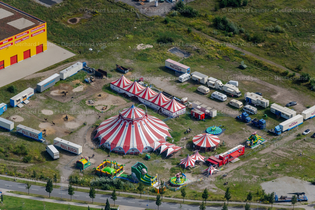 4050248 | OBERHAUSEN 25.08.2021 Circus- Zelt- Kuppeln des Zirkus "Circus Paul Busch" in Oberhausen im Ruhrgebiet im Bundesland Nordrhein-Westfalen, Deutschland. // Circus tent domes of the circus "Circus Paul Busch" in Oberhausen at Ruhrgebiet in the state North Rhine-Westphalia, Germany. Foto: Gerhard Launer