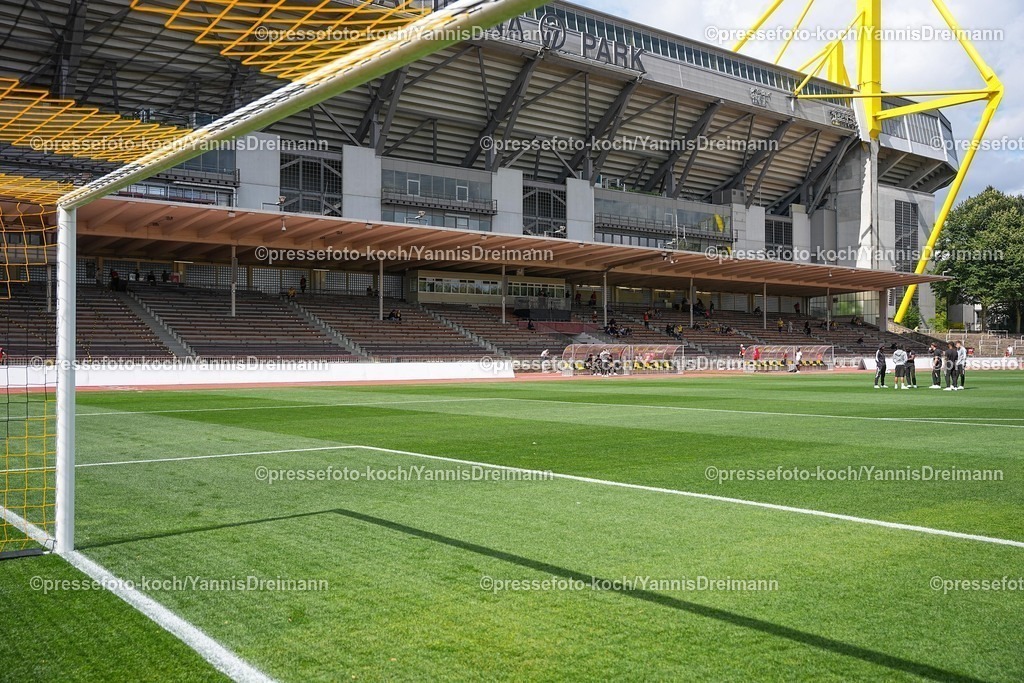 xydrx30082502009 | 30.08.2025, xydrx, Fußball, Regionalliga West, Borussia Dortmund II - Borussia Mönchengladbach II , Saison 2025 2026, Stadion Rote Erde: Übersichtsbild Haupttribüne, feature,