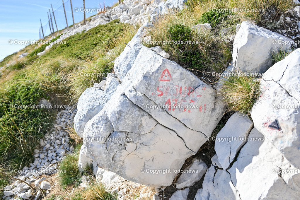 Kroatien_ Biokovo Naturpark_ 13.10.2023-33 | 13.10.2023, Kroatien, HRV, Naturpark Biokovo im Bild Naturpark Biokovo, Skywalk, Sv. Jure, St. George

Der Park erstreckt sich über eine Flaeche von 19.550 Hektar und umfasst einen circa 30 km langen und bis zu 7 km breiten, sich in nordwestlich-suedoestlicher Richtung erstreckenden Teil des Biokovo-Gebirges von Dubci bis nach Gornja Igrane. Er umfasst das Teilgebiete der Staedte Makarska und Vrgorac sowie der Gemeinden Baška Voda, Brela, Podgora, Šestanovac, Tučepi, Zadvarje und Zagvozd. Der Park liegt auf einer Hoehe von 200 bis 1762 m. i. J.; der Sveti Jure (Heiliger Georg) als hoechster Berg des Parks ist zugleich der zweithoechste Gipfel in Kroatien.
Quelle: Wikipedia