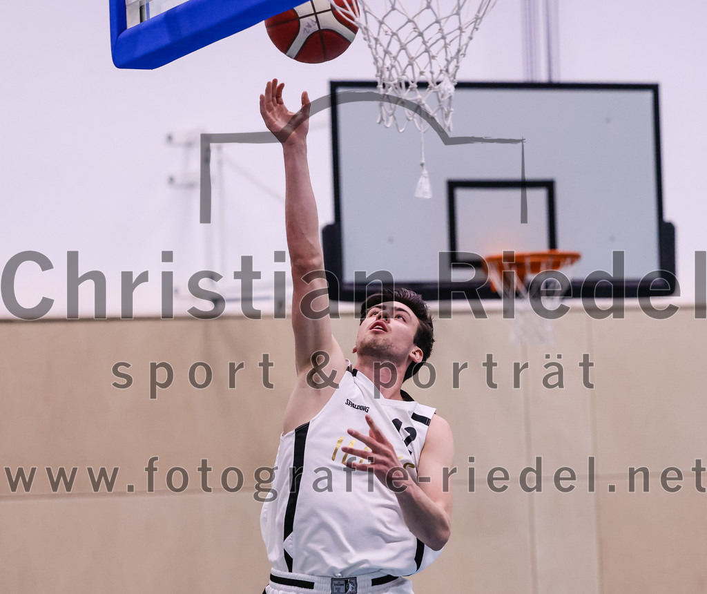 2022-04-03_090_TSV_Vaterstetten_gegen_SV_Weissblau-Allianz_Muenchen | Vaterstetten, Deutschland, 03.04.2022:
Basketball, Bezirksoberliga Herren 2021 / 2022, 14. Spieltag, TSV Vaterstetten gegen SV Weißblau-Allianz München, Endergebnis: 86:54

Maximilian Metzger (TSV Vaterstetten, #12)

Foto: Christian Riedel / fotografie-riedel.net