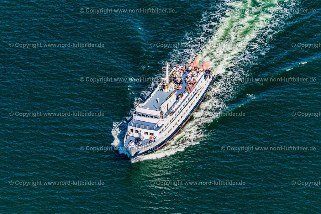 Sassnitz_MS_Cap_Arkona_Adler_Schiffe_Fahrgastschiff_ELS_5392100822 | SASSNITZ 10.08.2022 Passagier- und Fahrgast- Schiff CAP ARKONA in Fahrt auf der Ostsee in Sassnitz an der Ostseeküste im Bundesland Mecklenburg-Vorpommern, Deutschland. Weiterführende Informationen bei: Adler-Schiffe GmbH & Co. KG. // Passenger ship CAP ARKONA in port on street Strandpromenade in Sassnitz at the baltic sea coast in the state Mecklenburg - Western Pomerania, Germany. Further information at: Adler-Schiffe GmbH & Co. KG. Foto: Martin Elsen