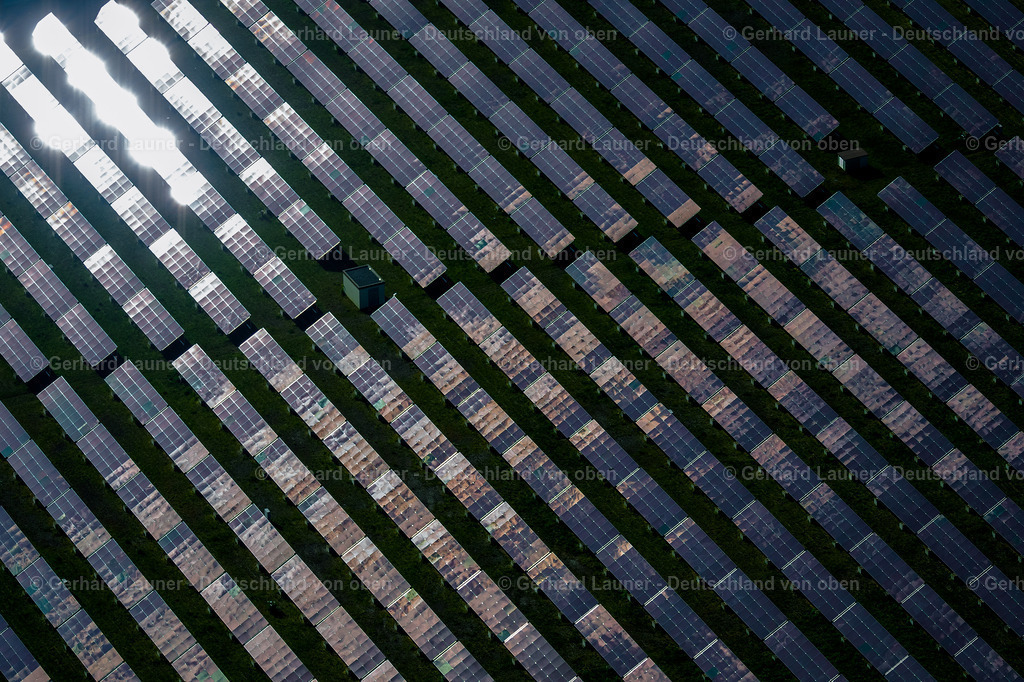 4025791 | ERFURT 06.05.2020 Solarkraftwerk und Photovoltaik- Anlagen der SWE Strom und Heizkraftwerk der SWE Wärme entlang der Stotternheimer Straße im Ortsteil Hohenwinden in Erfurt im Bundesland Thüringen, Deutschland. Weiterführende Informationen bei: SWE Stadtwerke Erfurt GmbH. // Solar power plant and photovoltaic systems and cogeneration plant along the Stotternheimer Strasse in the district Hohenwinden in Erfurt in the state Thuringia, Germany. Further information at: SWE Stadtwerke Erfurt GmbH. Foto: Gerhard Launer