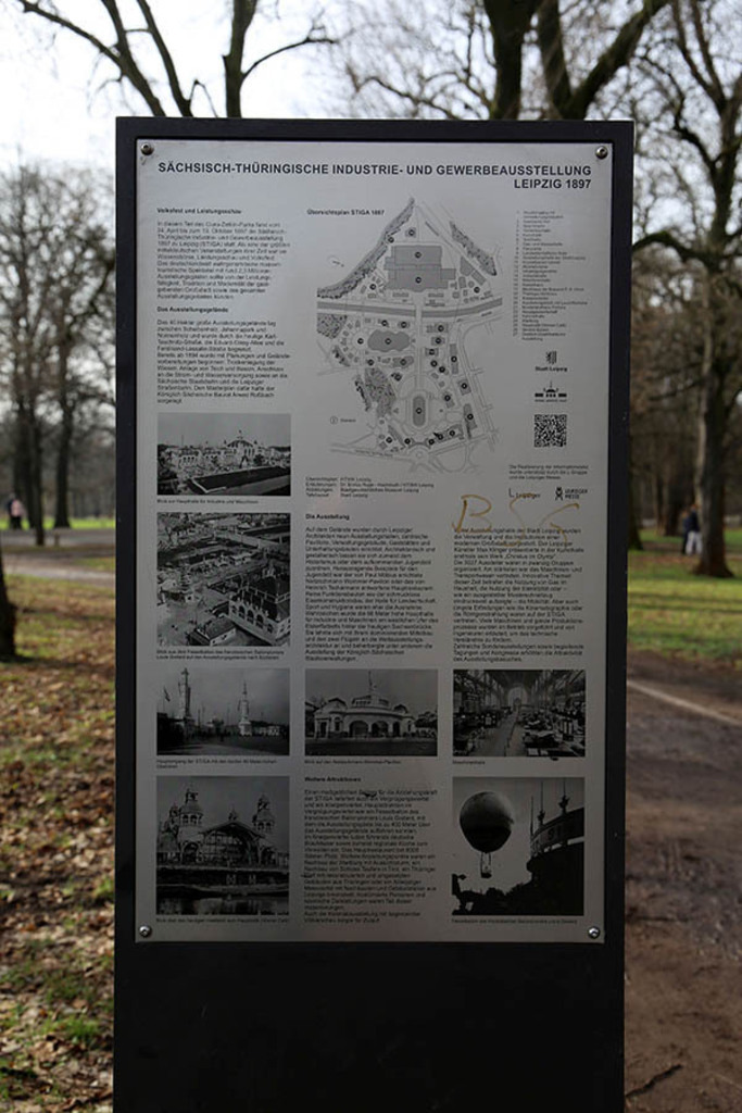 Foto: Leipzig - Stele - Sächsisch-Thüringische Industrie- und Gewerbeausstellung | Das Team hinter BILDLEXIKON LEIPZIG bündelt historische wie aktuelle Informationen über die Stadt Leipzig in Text und Bild auf einer Plattform und stellt diese der interessierten Öffentlichkeit zur Verfügung.