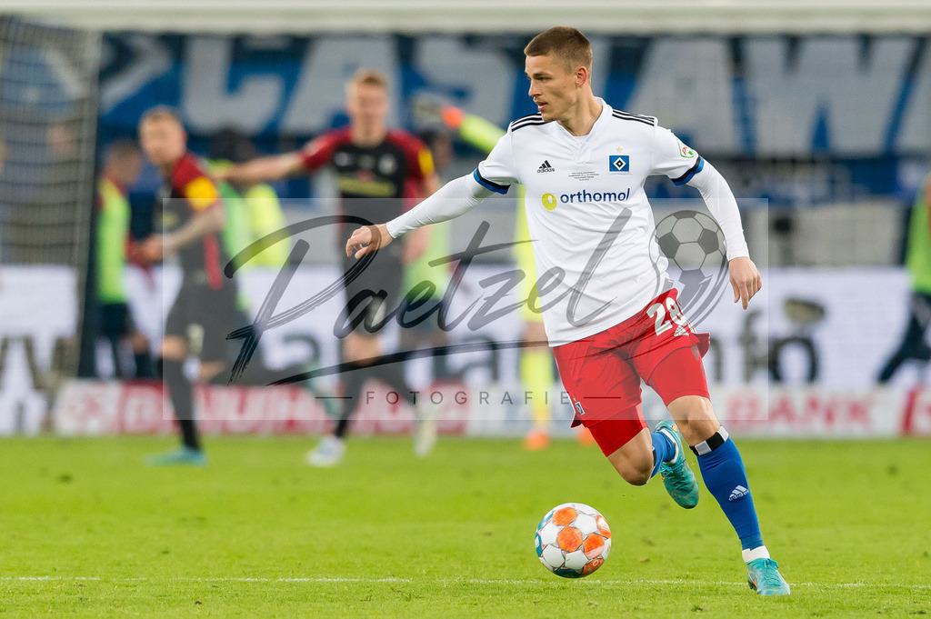 HSVSCF20220419_203 | Fussball, Herren: Miro Muheim (Hamburger SV) in Aktion, am Ball, Einzelaktion beim DFB-Pokal-Halbfinalspiel zwischen Hamburger SV und SC Freiburg im Volksparkstadion am 19.04.2022 in Hamburg, Deutschland.DFB / DFL REGULATIONS PROHIBIT ANY USE OF PHOTOGRAPHS AS IMAGE SEQUENCES AND/OR QUASI-VIDEO. - Realisiert mit Pictrs.com