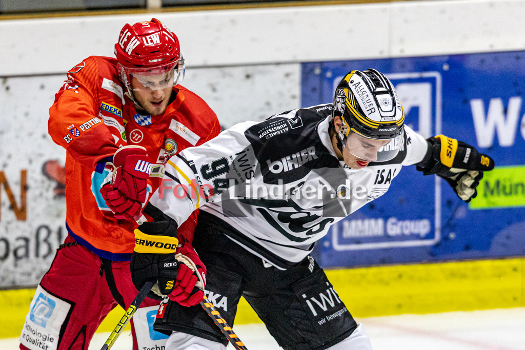 EC Peiting vs EV Füssen | Eishockey Oberliga Süd 2023/2024, EC Peiting vs EV Füssen,
Duell zwischen Tobias BAADER (EVF 94) und Niklas GREIL (ECP 75),
2023-10-29 in Peiting (Eisstadion)
94 Tobias BAADER (EVF 94), 75 Niklas GREIL (ECP 75)
Copyright: WolfgangxLindner sportworld