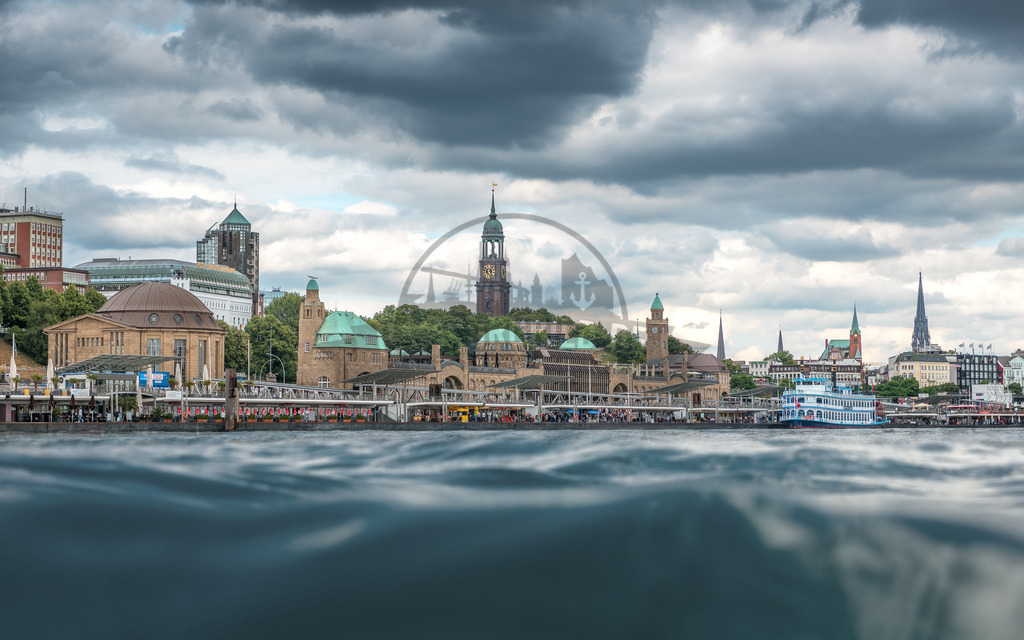 Landungsbrücken mit Welle Hamburg | Exklusive Hamburg collagen, tolle Segelbilder und viele weitere tolle Motive auf Leinwand, Poster, Alu-Dibond, u.v.m. findet Ihr bei uns auf hamburgbild.de. Findet Euer Wandbild für Euer Zuhause, Büro oder die  Praxis…. - Realisiert mit Pictrs.com