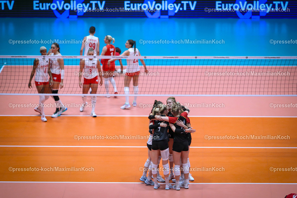 EuroVolley2408230102038 | 24.08.2023, CEV EuroVolley 2023, Volleyball-Europameisterschaften der Frauen, Gruppenphase Gruppe C, Tag8, CASTELLO Düsseldorf: Deutschland vs. Türkei. Das deutsche Team steht jubelnd auf dem Spielfeld.