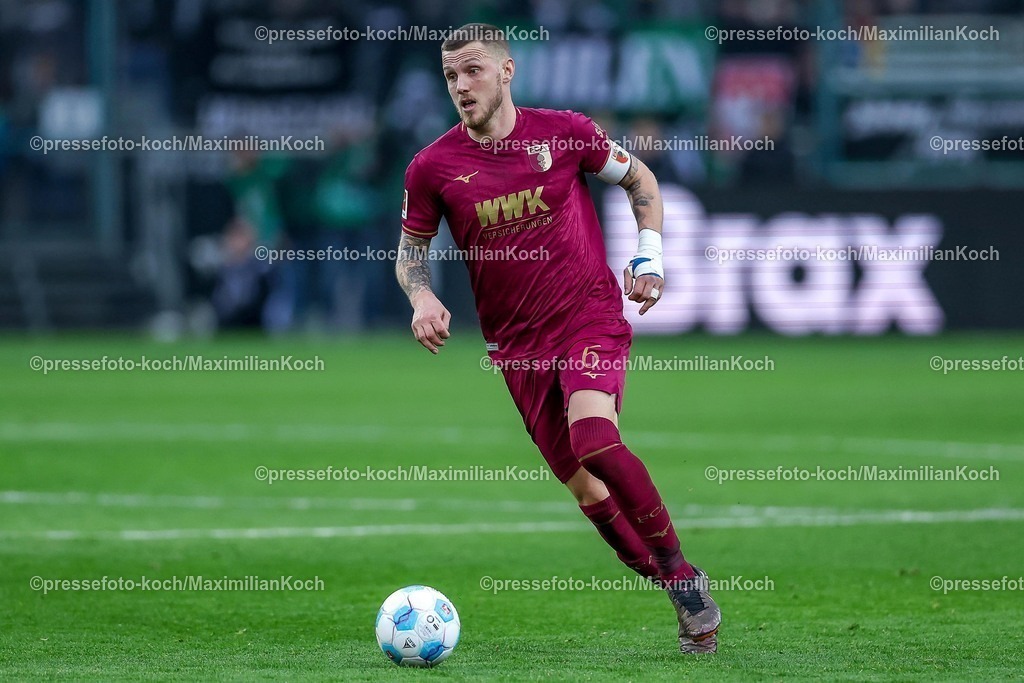 BMG21022502184 | 22.02.2025, Fußball, Borussia Mönchengladbach - FC Augsburg, 1. Fußball Bundesliga, Borussia-Park, Saison 2024 2025: Jeffrey Gouweleeuw (FC Augsburg #6)DFB regulations prohibit any use of photographs as image sequences and or quasi-video.